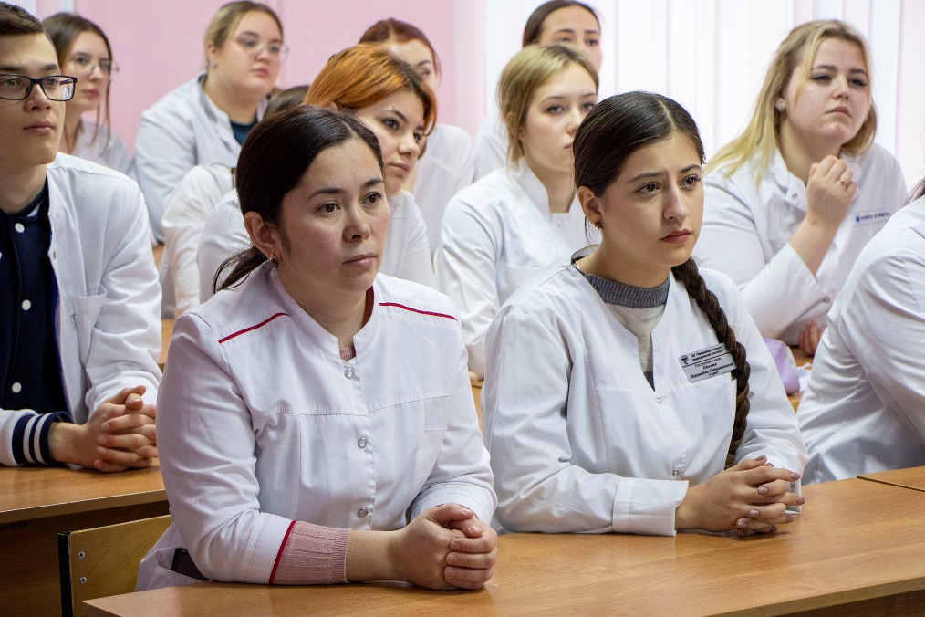 В Нижневартовском медколледже продолжаются профориентационные встречи студентов с медицинскими работниками