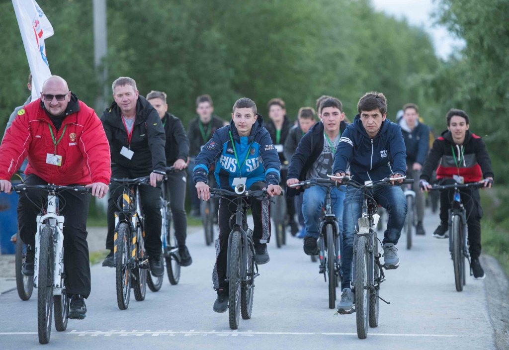 В Нижневартовске вечерний велопробег «Запусти двигатель жизни» объединил 140 человек