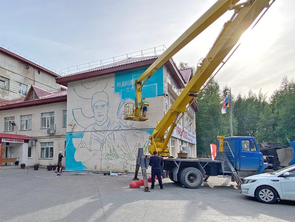 На стене главного хирургического корпуса Нижневартовской окружной клинической больницы появится граффити к Дню медика
