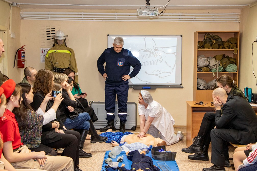 Волонтёр окружной больницы провела урок об оказании доврачебной помощи юным спасателям