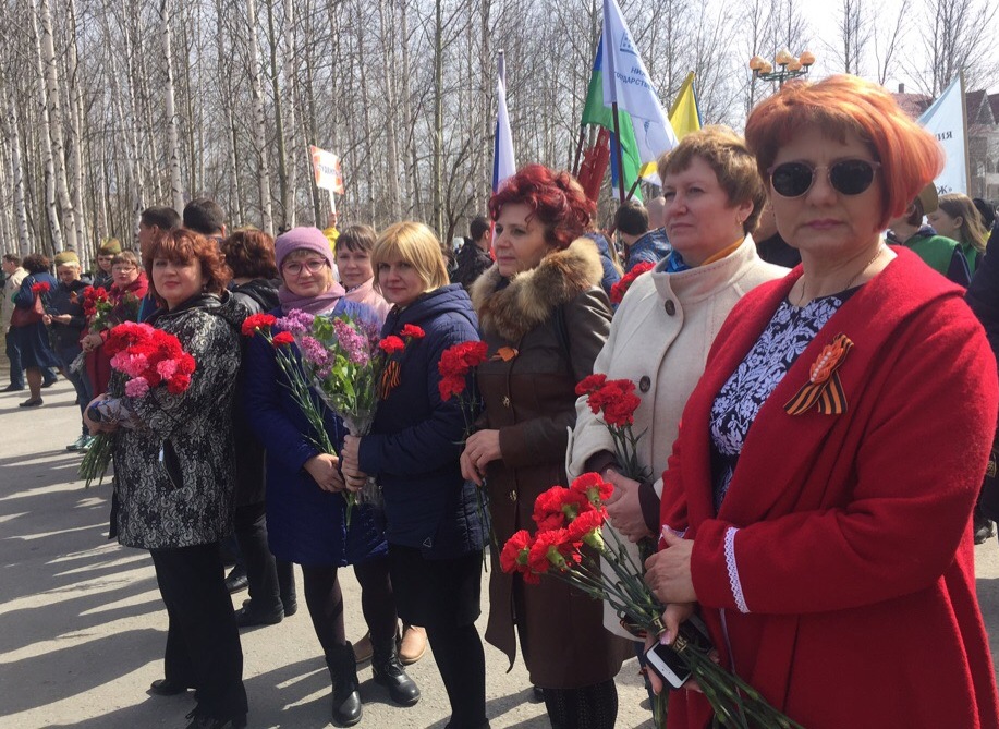Торжественная церемония возложения цветов к памятнику воинам-землякам