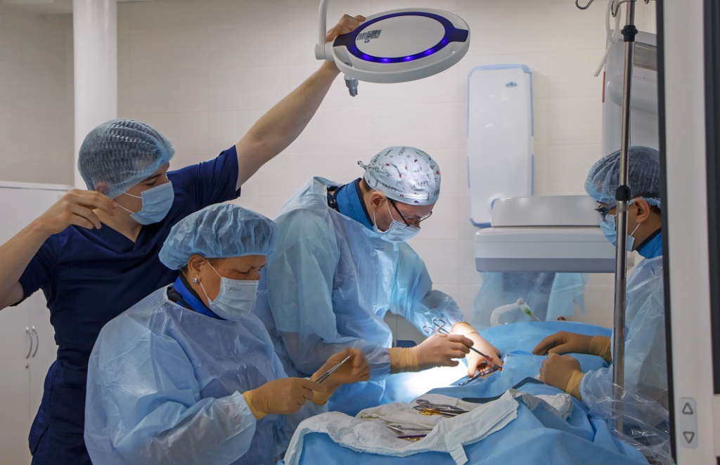 Впервые в окружной больнице Нижневартовска выполнили перекрестное бедренно-бедренное шунтирование.   