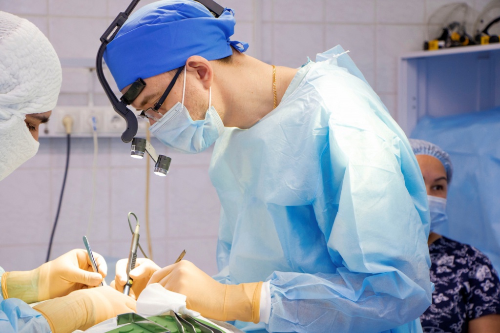 Нижневартовские сосудистые хирурги спасли пациента с 99% атеросклерозом сонной артерии