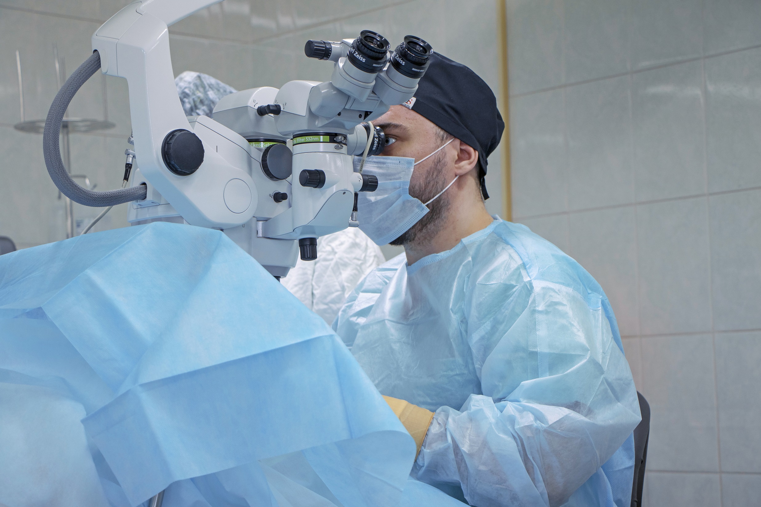 Врачи-офтальмологи окружной больницы вернули зрение мужчине, который не видел почти год