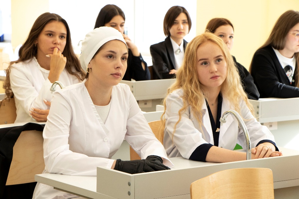 Медики со школьной скамьи: врачи Нижневартовской ОКБ провели урок в медицинском классе