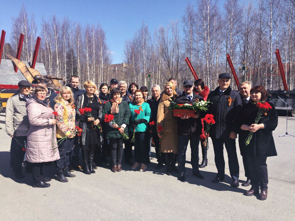 Возложение цветов к памятнику погибшим в годы Великой Отечественной войны