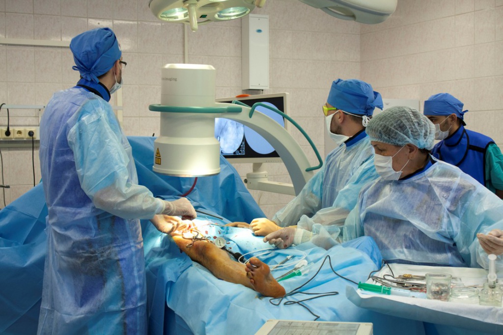 Хирурги Нижневартовской окружной клинической больницы выполняют гибридные операции