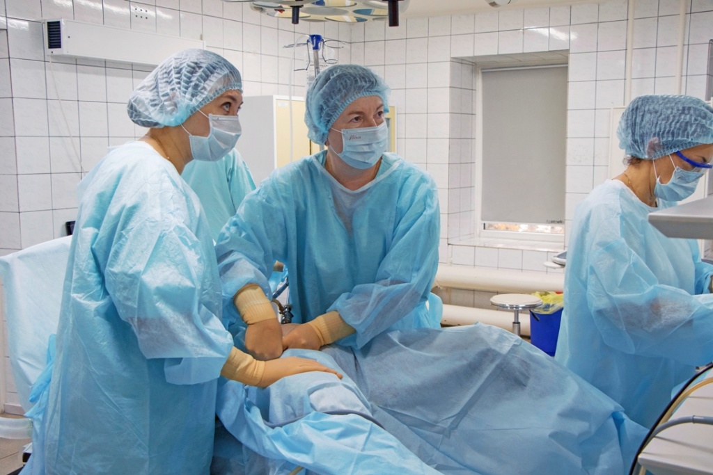 Врачи гинекологического отделения окружной больницы Нижневартовска спасли пациентку с 30-сантиметровой опухолью матки