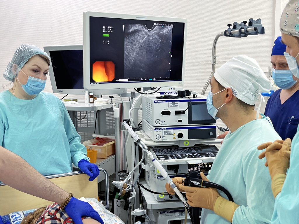 Специалисты окружной больницы Нижневартовска впервые провели тонкоигольную биопсию под контролем эндоскопического УЗИ