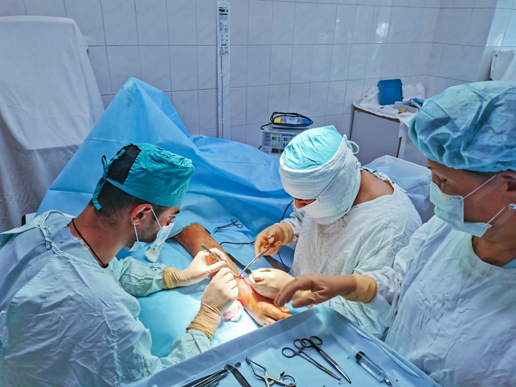 Сосудистые хирурги окружной больницы Нижневартовска спасли руку пациента с осколочным ранением