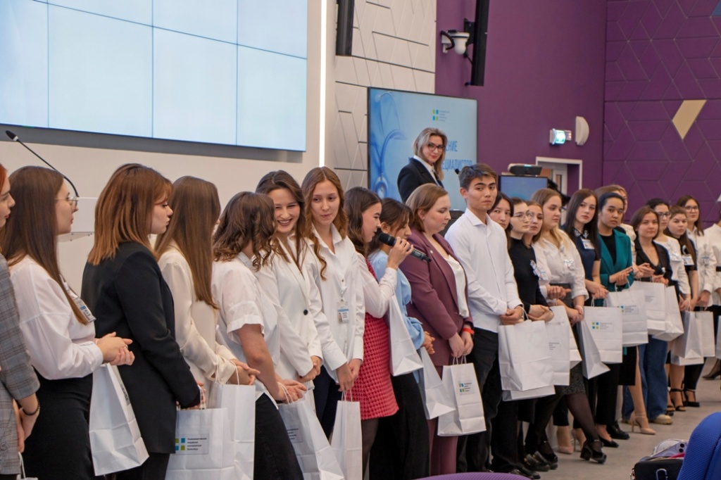 Коллектив Нижневартовской окружной клинической больницы пополнился тридцатью молодыми специалистами