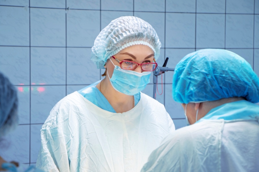 Медицинские специалисты окружной клинической больницы Нижневартовска провели сложнейшую операцию по удалению кисты яичника диаметром 10 сантиметров у беременной пациентки